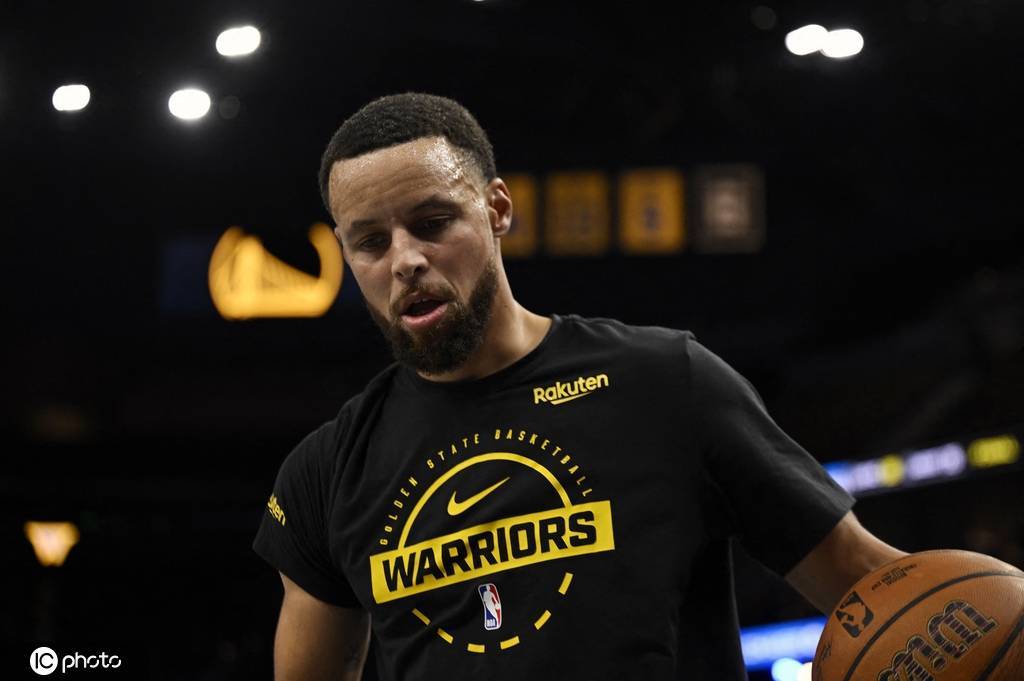 这也行?勇士队医更正:库里受伤的是左腿不是右腿