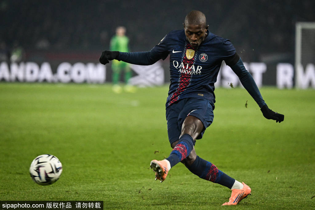 欧冠小组赛焦点:梅西与内马尔的重聚,谁能笑到最后?